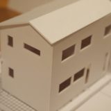 キッチンを囲む家の模型